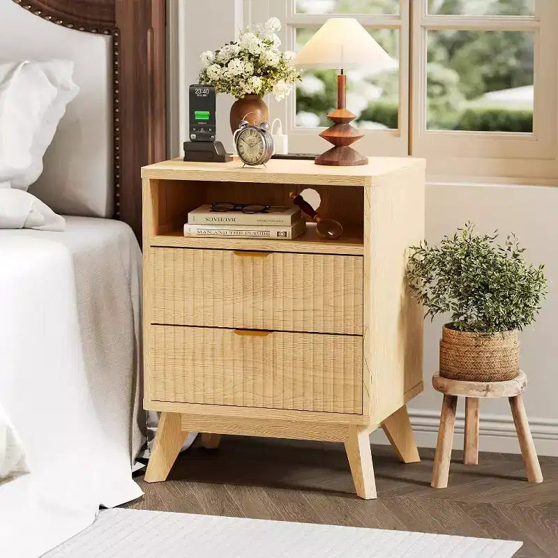 Comodino moderno con stazione di ricarica USB, Comodino in legno scanalato con 2 cassetti e ripiano per camera da letto e soggiorno