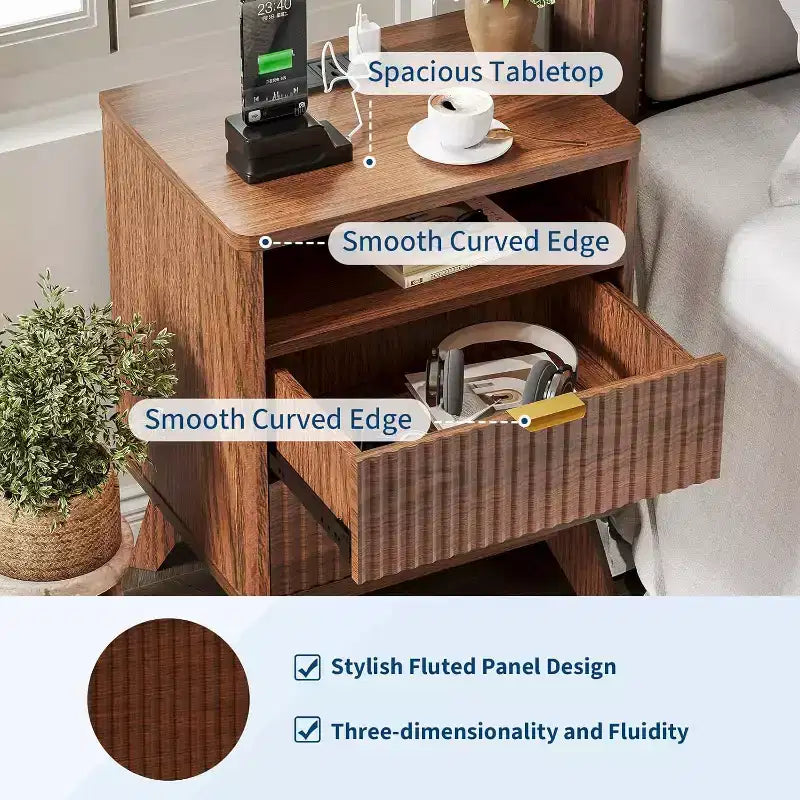 Comodino moderno con stazione di ricarica USB, Comodino in legno scanalato con 2 cassetti e ripiano per camera da letto e soggiorno