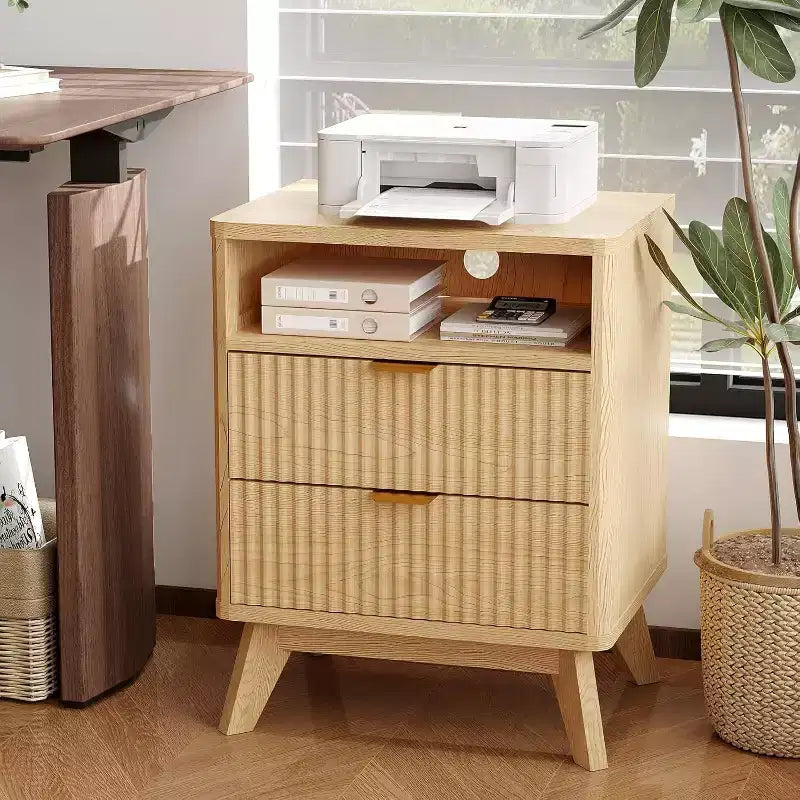 Comodino moderno con stazione di ricarica USB, Comodino in legno scanalato con 2 cassetti e ripiano per camera da letto e soggiorno